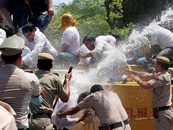 AAP, BJP hold protests in Delhi AAP, BJP hold protests in Delhi