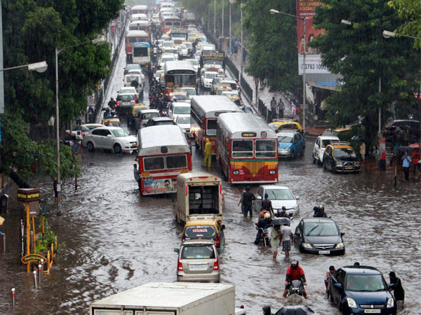 Mumbai back to work after heavy rains Mumbai back to work after heavy rains