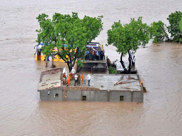 Heavy rainfall kills 81 in Gujarat Heavy rainfall kills 81 in Gujarat