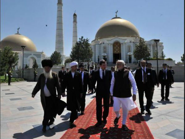 Wreath laying at the Mausoleum of First Prez of Turkmenistan