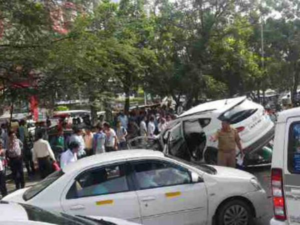 Gurgaon: Shootout outside Central Mall, 1 killed, say reports. Gurgaon: Shootout outside Central Mall, 1 killed, say reports.