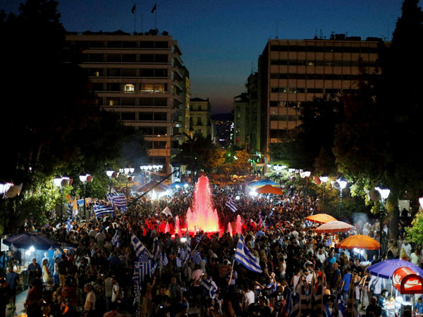 Greece: Thousands protest outside Parl Greece: Thousands protest outside Parl