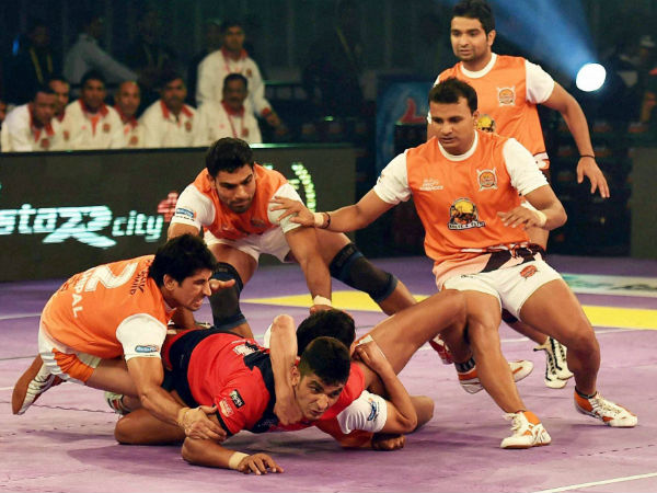 Dabang Delhi and Puneri Paltan (orange) Players in action during Pro Kabaddi league match in Kolkata on Friday. Dabang Delhi and Puneri Paltan (orange) Players in action during Pro Kabaddi league match in Kolkata on Friday.