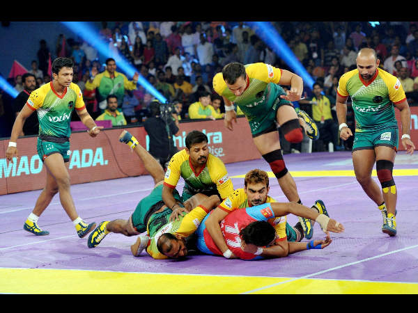 :Players of Jaipur pink Panthers and Patna Pirates (yellow and green) in action during the Pro Kabaddi league match at Sawai Mansingh Stadium in Jaipur on Sunday :Players of Jaipur pink Panthers and Patna Pirates (yellow and green) in action during the Pro Kabaddi league match at Sawai Mansingh Stadium in Jaipur on Sunday