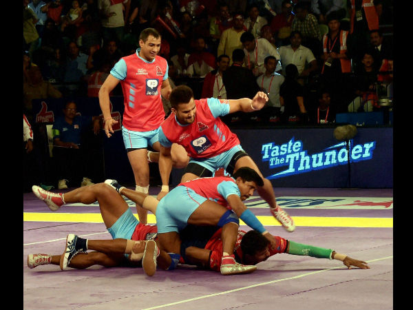 Players of Dabang Delhi and Jaipur Pink Panthers (pink and blue) in action Players of Dabang Delhi and Jaipur Pink Panthers (pink and blue) in action