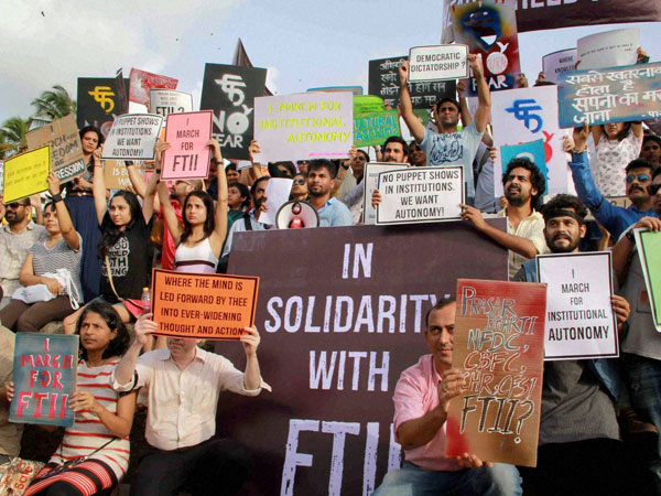 B-Town condemns arrest of FTII students B-Town condemns arrest of FTII students
