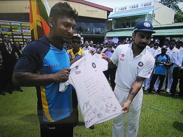 Kohli (right) presents his jersey (signed by Indian players) to Sangakkara Kohli (right) presents his jersey (signed by Indian players) to Sangakkara