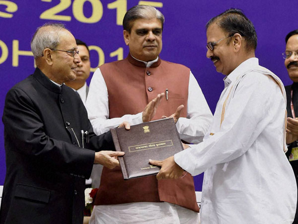 President Pranab Mukherjee presenting the Rajbhasa Kirti Puraskar during Hindi Divas 2015 function in New Delhi. President Pranab Mukherjee presenting the Rajbhasa Kirti Puraskar during Hindi Divas 2015 function in New Delhi.