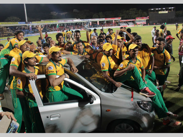 Robin Uthappa who received Maruti Alto car as Man-of-the-series award, celebrates with his team-mates Robin Uthappa who received Maruti Alto car as Man-of-the-series award, celebrates with his team-mates
