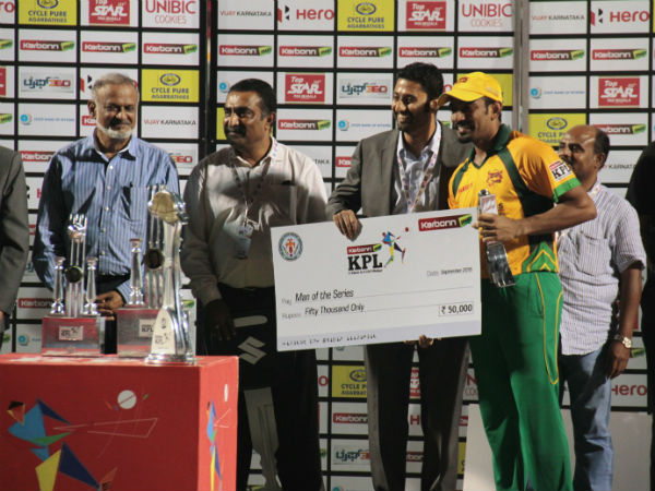Robin receives his Man-of-the-series cheque Robin receives his Man-of-the-series cheque