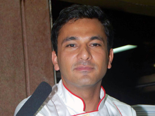 Vikas Khanna gifts his book to Clinton Vikas Khanna gifts his book to Clinton