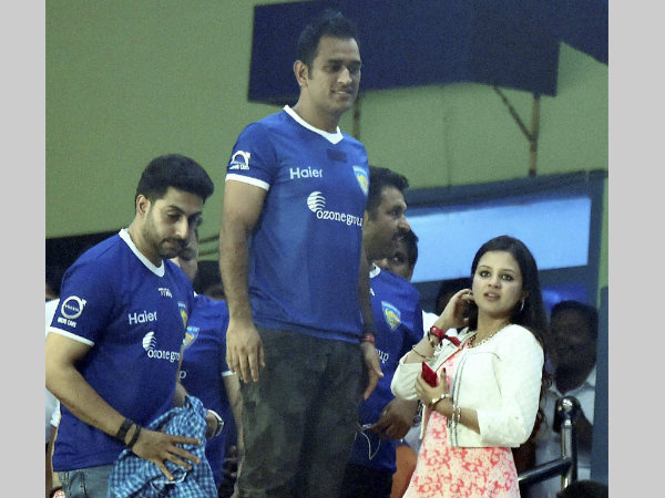 MS Dhoni, his wife Sakshi and actor Abhishek Bachchan watch the match MS Dhoni, his wife Sakshi and actor Abhishek Bachchan watch the match