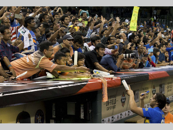 Shoaib Akhtar, below right, of Pakistan, signs autographs in the dugout after the All-Stars match, on Wednesday, November 11, in Houston Shoaib Akhtar, below right, of Pakistan, signs autographs in the dugout after the All-Stars match, on Wednesday, November 11, in Houston