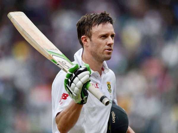 AB De Villiers acknowledges the crowd's support as he returns to pavilion AB De Villiers acknowledges the crowd's support as he returns to pavilion