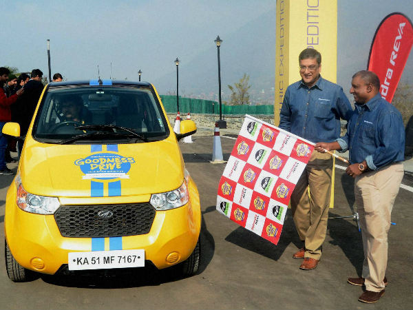 Aravinda de Silva (right) along with CEO of Mahindra Reva Electric Vehicles Pvt Ltd Arvind Mathew flags off the All-Electric Car Expedition Aravinda de Silva (right) along with CEO of Mahindra Reva Electric Vehicles Pvt Ltd Arvind Mathew flags off the All-Electric Car Expedition