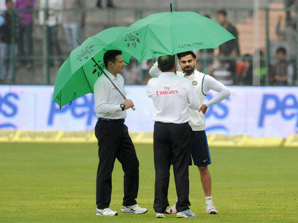 India captain Virat Kohli (right) with umpires Ian Gould (centre) and Richard Kettleborough during the 4th day of the 2nd Test in Bengaluru on Tuesday (November 17) India captain Virat Kohli (right) with umpires Ian Gould (centre) and Richard Kettleborough during the 4th day of the 2nd Test in Bengaluru on Tuesday (November 17)