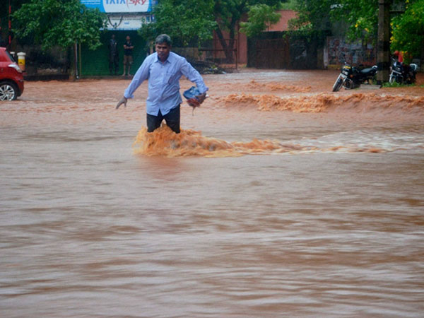 Chennai: Man offers to pay hosp bills Chennai: Man offers to pay hosp bills