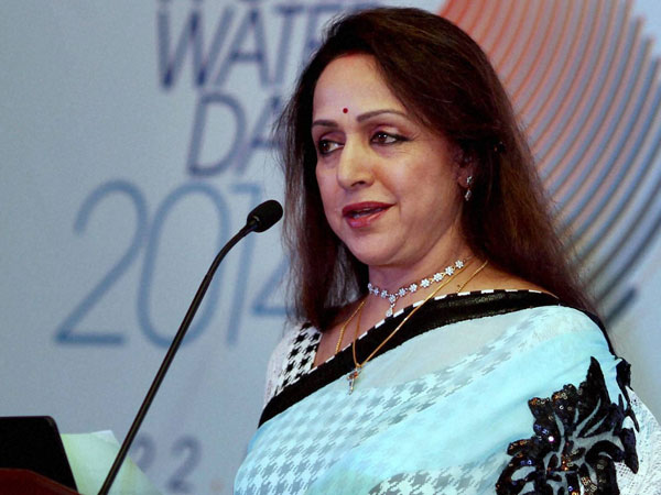 Cong workers burn Hema Malini's effigies Cong workers burn Hema Malini's effigies