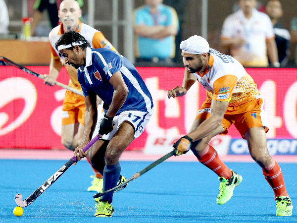 Dabang Mumbai and Kalinga Lancers (Orange) players in action during their match Dabang Mumbai and Kalinga Lancers (Orange) players in action during their match