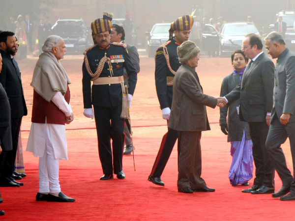 Pranab Mukherjee receives Hollande at Rashtrapati Bhavan