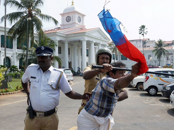 Protestors demand Chandy's resignation Protestors demand Chandy's resignation