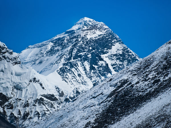 Post-quake, cracks develop in Mt Everest Post-quake, cracks develop in Mt Everest