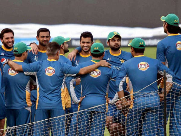 Pakistan players in a huddle during a practice session in Kolkata at World T20 Pakistan players in a huddle during a practice session in Kolkata at World T20