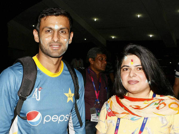 Shoaib Malik poses with a fan after enjoying colours of Holi festival in Mohali on Thursday (March 24) Shoaib Malik poses with a fan after enjoying colours of Holi festival in Mohali on Thursday (March 24)