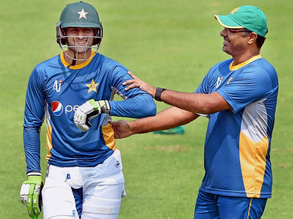 Waqar Younis (right) and Shoaib Malik share a light moment during a World T20 practice session in Kolkata Waqar Younis (right) and Shoaib Malik share a light moment during a World T20 practice session in Kolkata