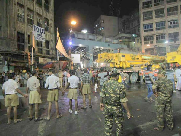 Viral pics: RSS volunteers in WB work for victims