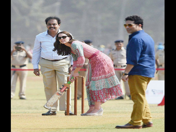 Tendulkar plays cricket with Royal British Couple