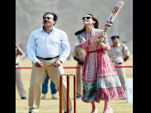 Tendulkar plays cricket with Royal British Couple