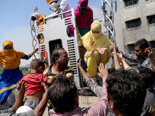 Fire brigade team rescue people after a fire broke out in a factory at Bhiwandi in Mumbai on Tuesday. Fire brigade team rescue people after a fire broke out in a factory at Bhiwandi in Mumbai on Tuesday.
