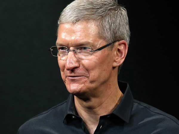 Apple CEO Tim Cook visits Siddhivinayak Temple, performs aarti. Apple CEO Tim Cook visits Siddhivinayak Temple, performs aarti.