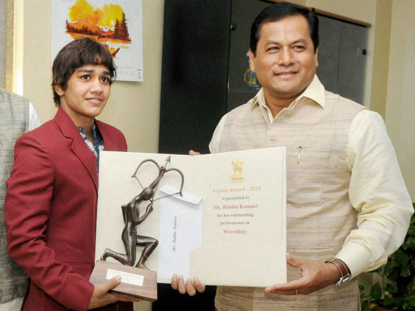 Minister of State for Youth Affairs and Sports (Independent Charge), Sarbananda Sonowal conferring the Arjuna Award-2015 on wrestler Babita Kumari. Minister of State for Youth Affairs and Sports (Independent Charge), Sarbananda Sonowal conferring the Arjuna Award-2015 on wrestler Babita Kumari.