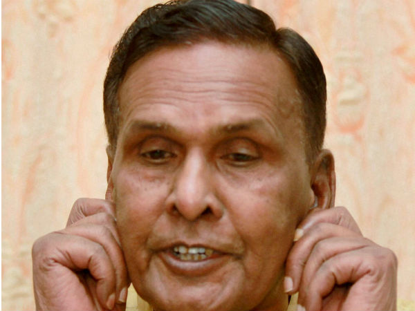 Beni Prasad ditches Cong, joins SP Beni Prasad ditches Cong, joins SP