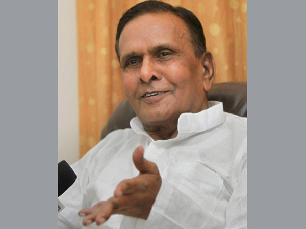 Beni Prasad Verma jumps Congress' sinking ship, joins SP Beni Prasad Verma jumps Congress' sinking ship, joins SP