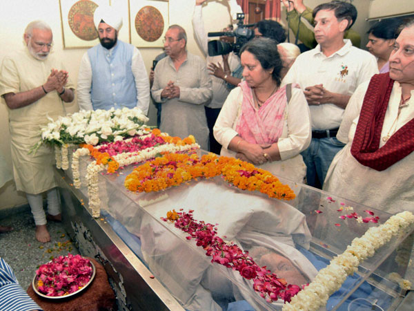 Prime Minister Narendra Modi paying his last respects to the mortal remains of veteran RSS leader Balraj Madhok, in New Delhi. Prime Minister Narendra Modi paying his last respects to the mortal remains of veteran RSS leader Balraj Madhok, in New Delhi.