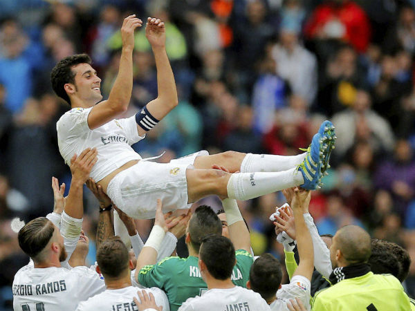 Real Madrid's Alvaro Arbeloa is thrown into the air by his teammates after playing his last match for the team after a Spanish La Liga soccer match between Real Madrid and Valencia at the Santiago Bernabeu stadium in Madrid, May 8, 2016. Real Madrid's Alvaro Arbeloa is thrown into the air by his teammates after playing his last match for the team after a Spanish La Liga soccer match between Real Madrid and Valencia at the Santiago Bernabeu stadium in Madrid, May 8, 2016.