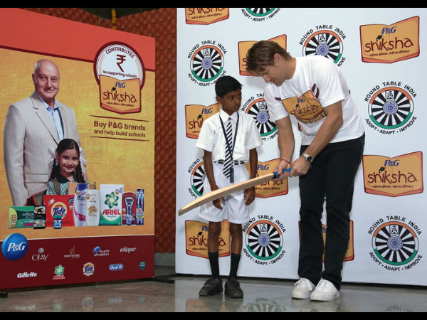 Shiksha Superhero Shane Watson along with the P&G Shiksha students teaching them cricket tricks Shiksha Superhero Shane Watson along with the P&G Shiksha students teaching them cricket tricks