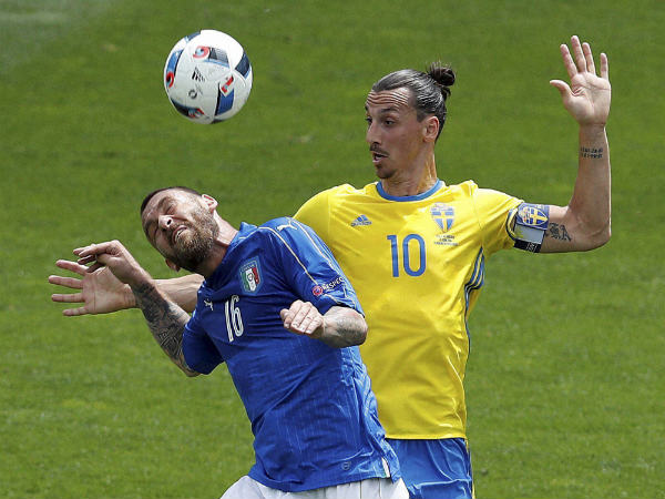 Daniele De Rossi (left) in an aerial tussle with Zlatan Ibrahimovic Daniele De Rossi (left) in an aerial tussle with Zlatan Ibrahimovic
