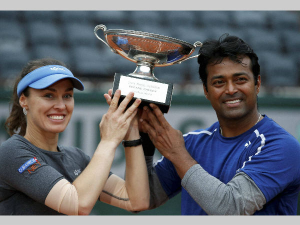 Paes (right) and Hingis with their trophy after winning the final Paes (right) and Hingis with their trophy after winning the final
