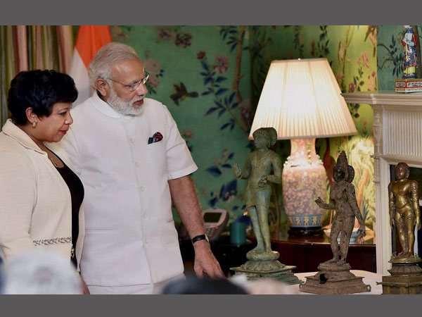 Minister Narendra Modi with the US Attorney General Loretta Lynch admires stolen Indian artifacts to be returned to India at Blair House in Washington. Minister Narendra Modi with the US Attorney General Loretta Lynch admires stolen Indian artifacts to be returned to India at Blair House in Washington.