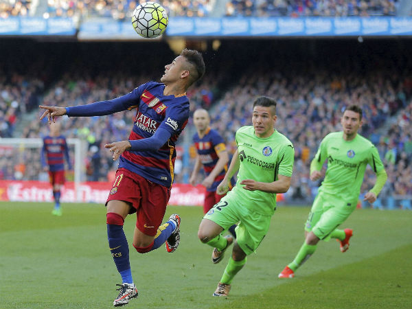 FC Barcelona's Neymar, left, duels for the ball against Getafe's Emi Buendia, second right, during a Spanish La Liga soccer match at the Camp Nou stadium in Barcelona, Spain,March 12, 2016. FC Barcelona's Neymar, left, duels for the ball against Getafe's Emi Buendia, second right, during a Spanish La Liga soccer match at the Camp Nou stadium in Barcelona, Spain,March 12, 2016.
