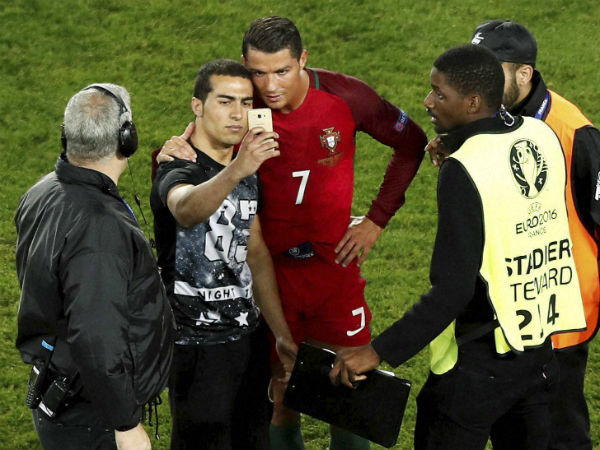Portugal's Cristiano Ronaldo joins pitch invader for selfie Portugal's Cristiano Ronaldo joins pitch invader for selfie