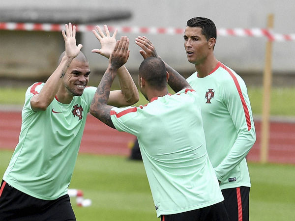 Pepe (left), Ricardo Quaresma and Cristiano Ronaldo exercise during a training session Pepe (left), Ricardo Quaresma and Cristiano Ronaldo exercise during a training session