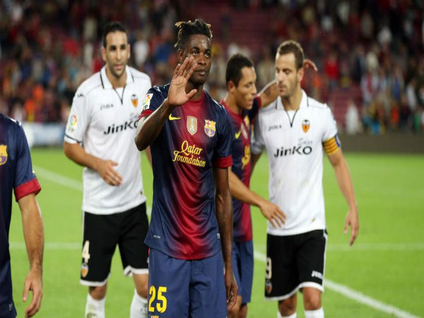 Alex Song greets Barcelona fans (Image courtesy: FC Barcelona Twitter) Alex Song greets Barcelona fans (Image courtesy: FC Barcelona Twitter)