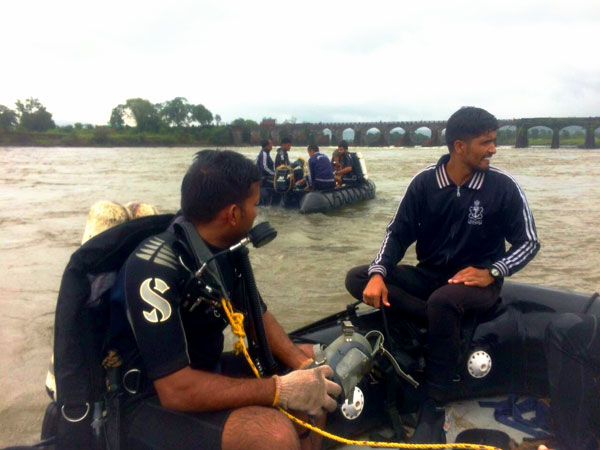 Maha bridge tragedy: Bus wreckage found Maha bridge tragedy: Bus wreckage found