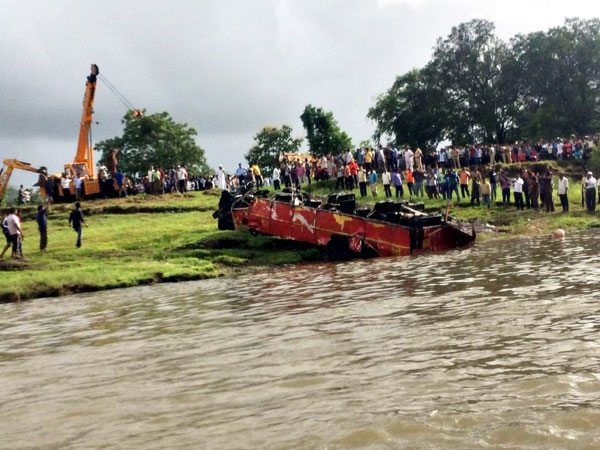 Maha bridge tragedy: Bus wreckage found Maha bridge tragedy: Bus wreckage found