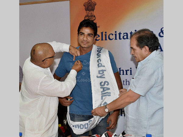 Union Minister for Steel, Chaudhary Birender Singh (right) with Minister of State for Steel, Vishnu Deo Sai felicitating Rio-bound athlete Dharambir Singh (centre) at a function organised by Steel Authority of India Limited (SAIL) in New Delhi on July 20 Union Minister for Steel, Chaudhary Birender Singh (right) with Minister of State for Steel, Vishnu Deo Sai felicitating Rio-bound athlete Dharambir Singh (centre) at a function organised by Steel Authority of India Limited (SAIL) in New Delhi on July 20